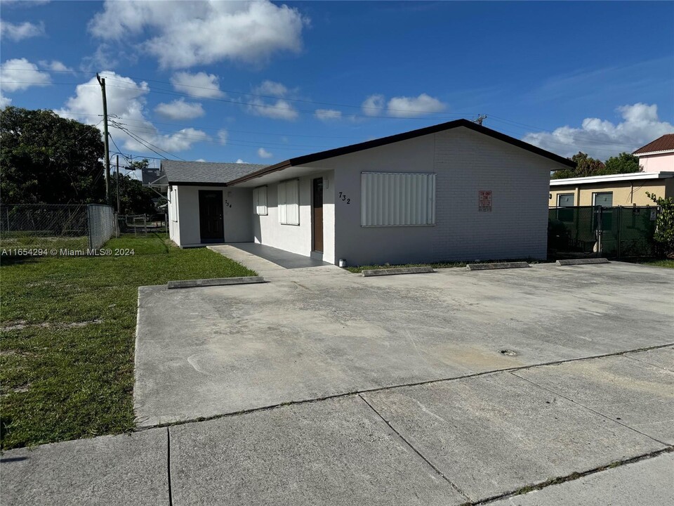 734 SW 6th St in Dania Beach, FL - Building Photo