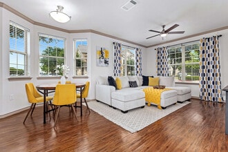 Trinity Bell Gardens Apartments in Fort Worth, TX - Building Photo - Building Photo