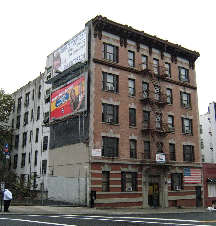 64 E Tremont Ave in Bronx, NY - Foto de edificio