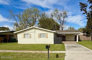 305 Harrell Dr in Lafayette, LA - Building Photo