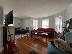 141 Raymond Rd in West Hartford, CT - Foto de edificio - Building Photo