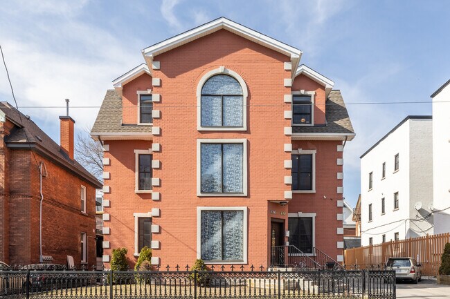 353-353 Stewart St in Ottawa, ON - Building Photo - Building Photo