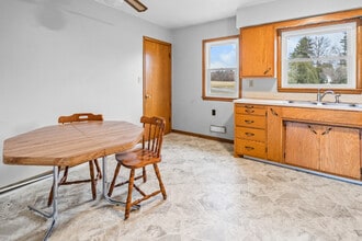 124 Blaine Rd in Waterloo, IA - Building Photo - Building Photo