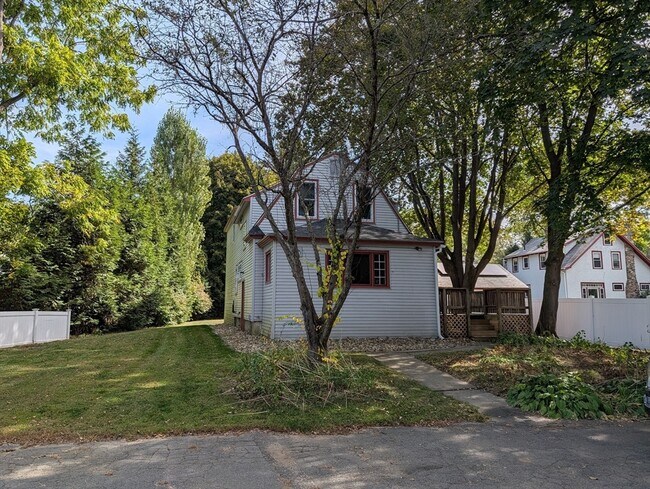 25 Graves St in Deerfield, MA - Building Photo - Building Photo