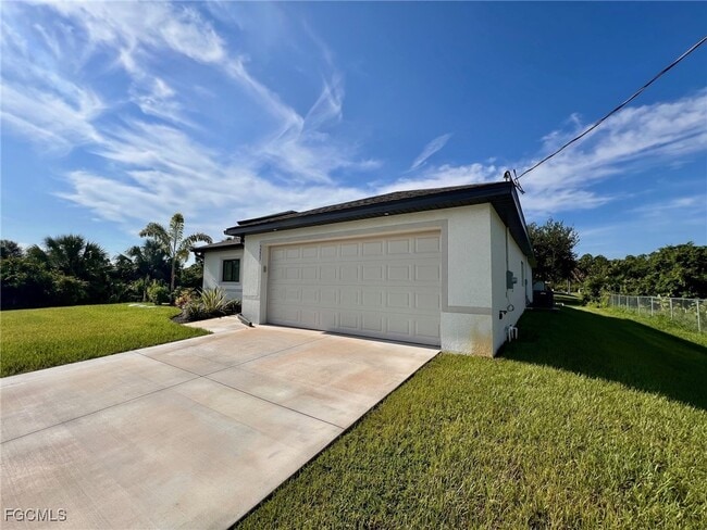3225 58th St W in Lehigh Acres, FL - Foto de edificio - Building Photo
