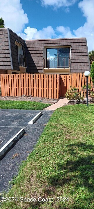 3218 Vista Oaks Cir NE in Palm Bay, FL - Building Photo