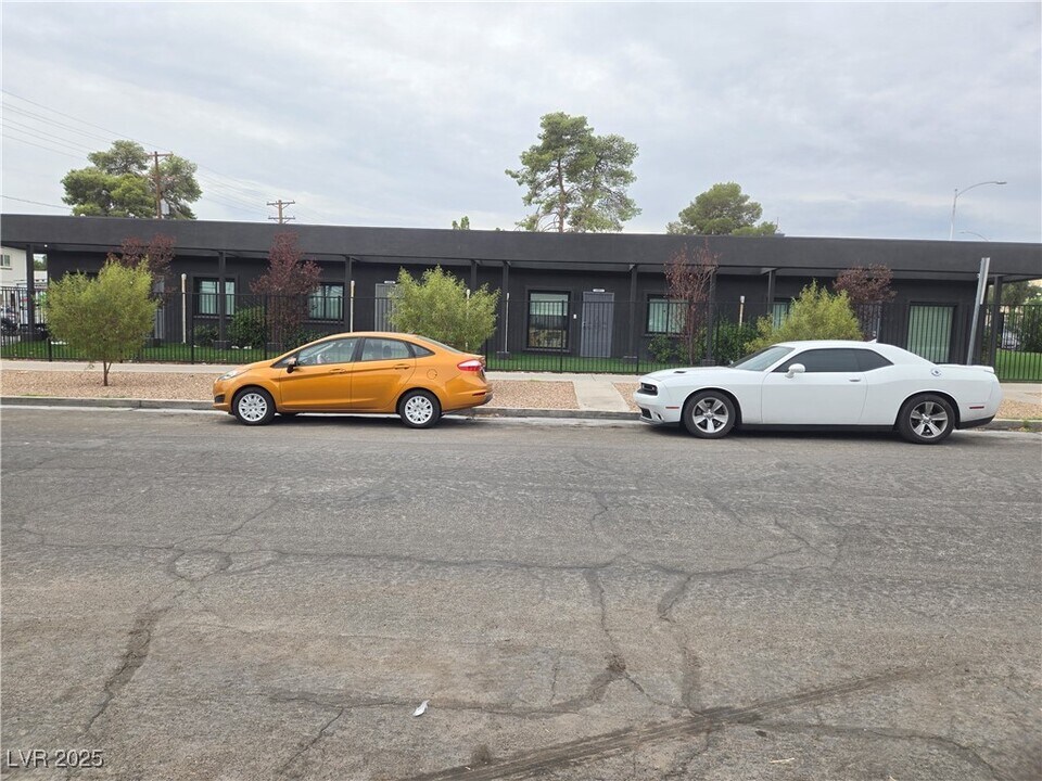 1000 Lewis Ave in Las Vegas, NV - Building Photo