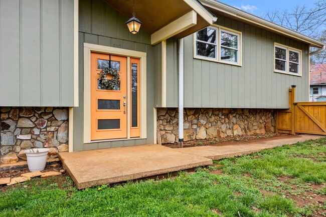 917 W Chapel Rd in Asheville, NC - Building Photo - Building Photo