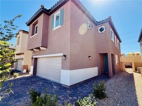 8741 Faxom St in Las Vegas, NV - Foto de edificio - Building Photo