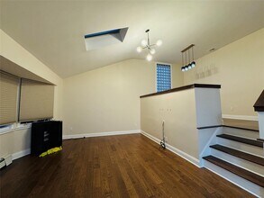 6 Fresno Dr in Plainview, NY - Foto de edificio - Building Photo