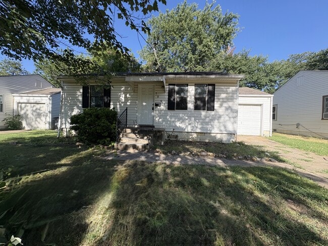 property at 1044 N Oswego Ave