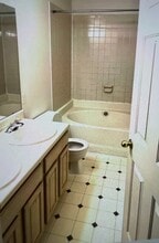 2212 Springhill Ave in Raleigh, NC - Foto de edificio - Building Photo