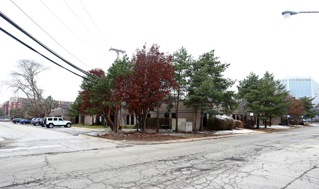 8601 W Bryn Mawr Ave in Chicago, IL - Foto de edificio - Building Photo