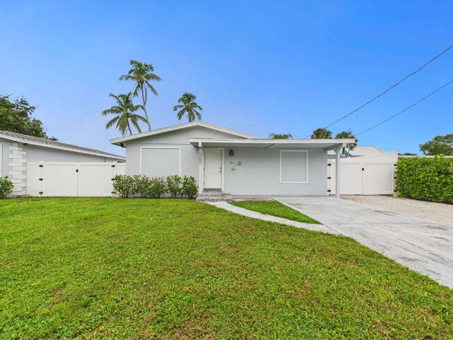 567 13th St N in Naples, FL - Building Photo - Building Photo