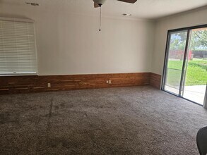 37192 Kensington Dr in Madera, CA - Foto de edificio - Building Photo