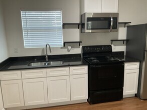 114 Canadian St-Unit -Unit B, Studio Keys# 9 in San Antonio, TX - Building Photo - Building Photo