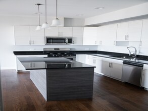 2515 W Lawrence Ave, Unit 5W in Chicago, IL - Building Photo - Building Photo