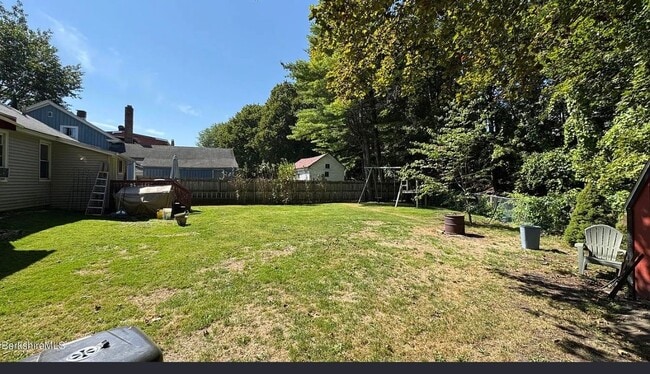 98 Columbia St in Adams, MA - Foto de edificio - Building Photo