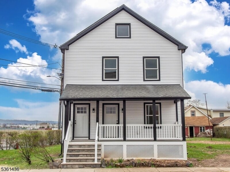 17 N Weiss St in Manville, NJ - Building Photo