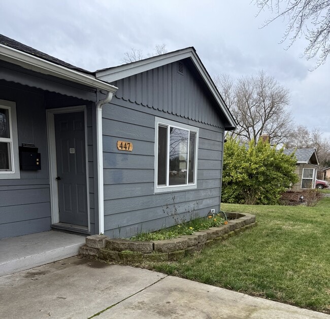 447 N 5th St in Central Point, OR - Building Photo - Building Photo