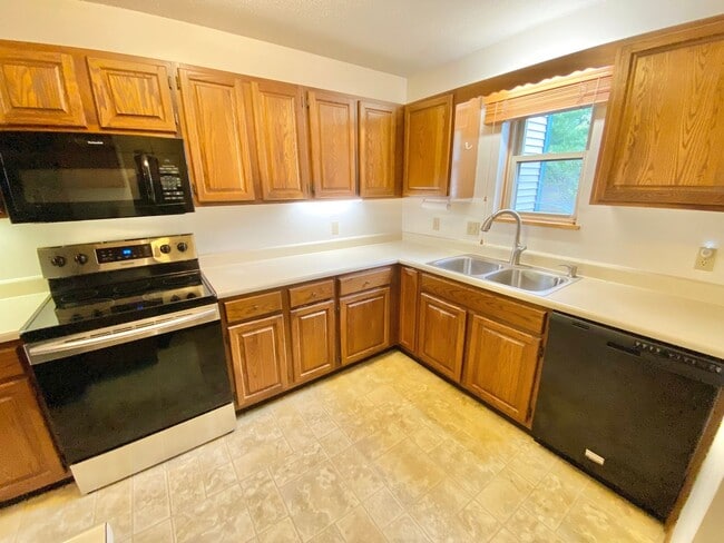 6 Hideaway Ln in Williston, VT - Building Photo - Building Photo