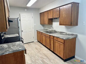 1307 Barbara Dr in San Marcos, TX - Foto de edificio - Building Photo