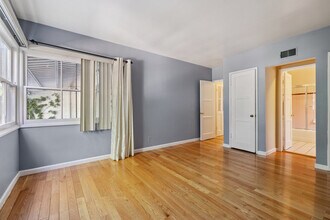 23265 Leonora Dr in Woodland Hills, CA - Foto de edificio - Building Photo