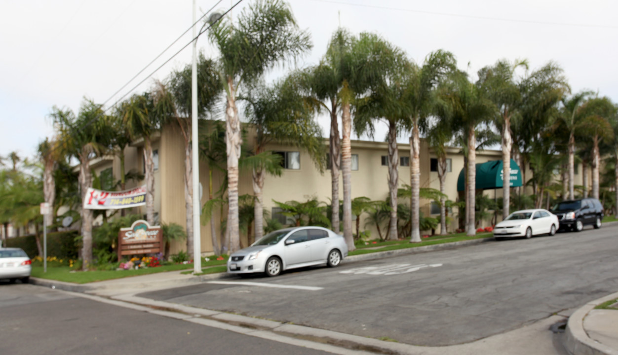 Sea Breeze Garden Apartments in Huntington Beach, CA - Building Photo