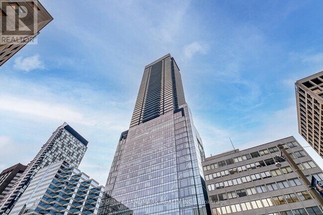 488 University Ave in Toronto, ON - Building Photo - Building Photo