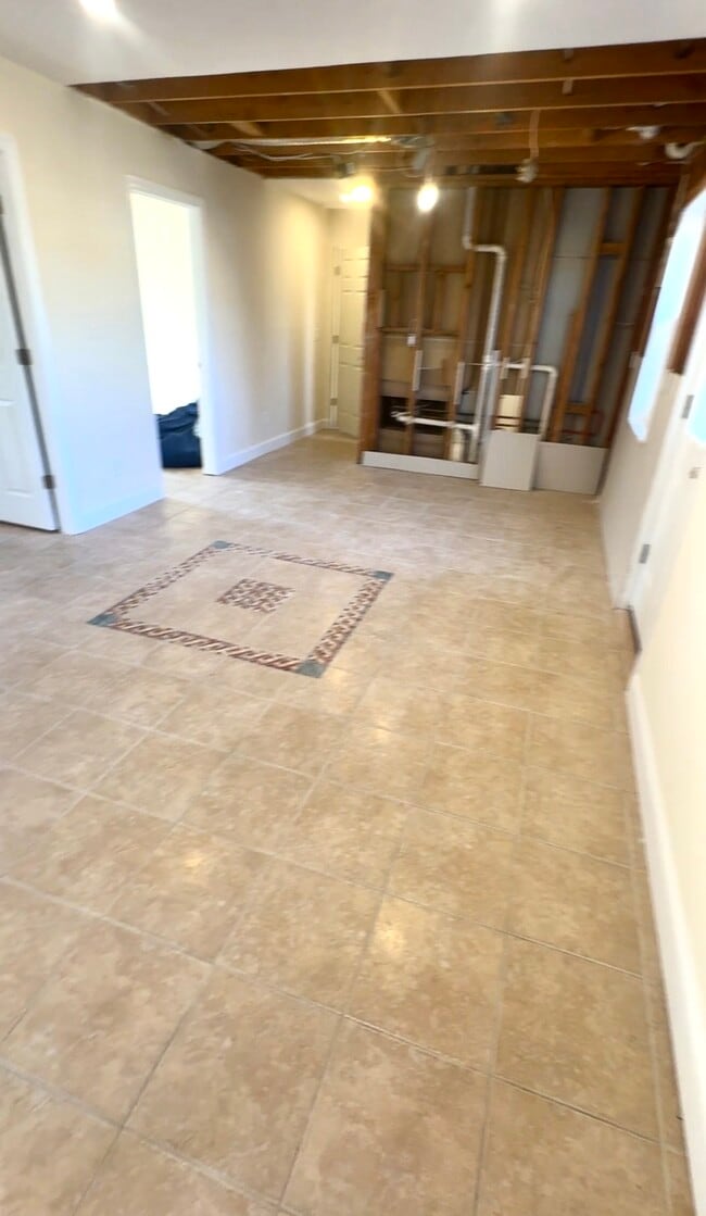 31 Perry Ln, Unit New 2 Bedroom Apartment in Wheatley Heights, NY - Foto de edificio - Building Photo