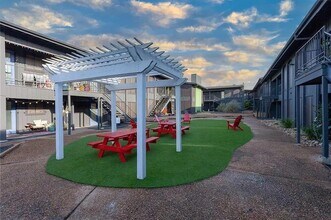 909 Reinli St in Austin, TX - Building Photo - Building Photo