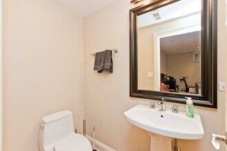 2414 W Moffat St, Unit 1 in Chicago, IL - Building Photo - Building Photo