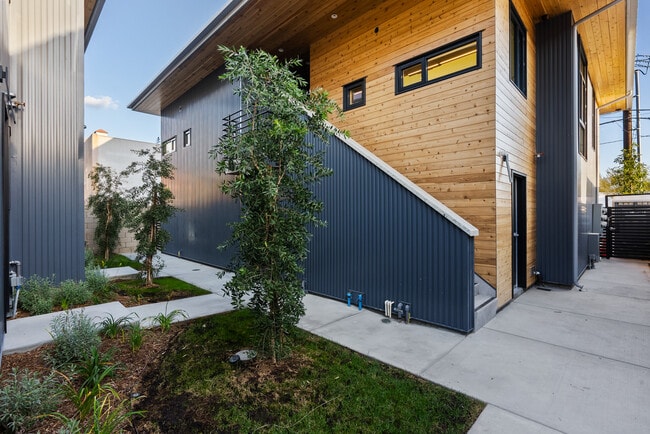 922 W Clark Ave, Unit 201 in Burbank, CA - Building Photo - Building Photo