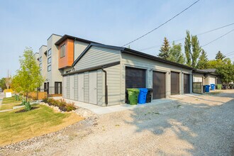 2240 27 St SW in Calgary, AB - Building Photo - Building Photo