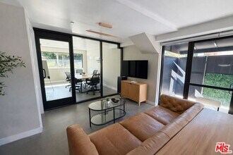 10867 Fruitland Dr in Los Angeles, CA - Building Photo - Building Photo