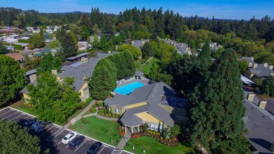 Commons at Avalon Park Apartments in Tigard, OR - Foto de edificio - Building Photo