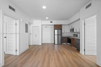 2479 NE 192 St in Miami, FL - Foto de edificio - Building Photo