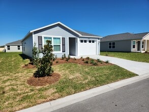 2330 Hobkirk Loop in Okahumpka, FL - Foto de edificio - Building Photo