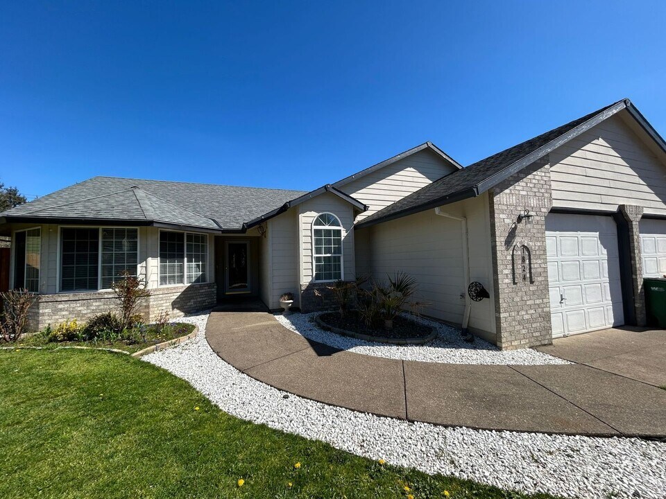 1824 SW Spence Ave in Troutdale, OR - Building Photo