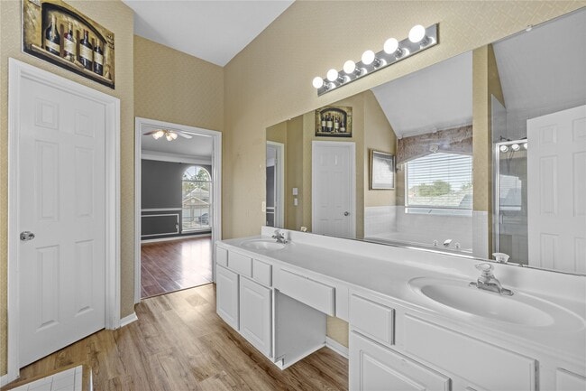 property at 2018 Waverly Glend Dr