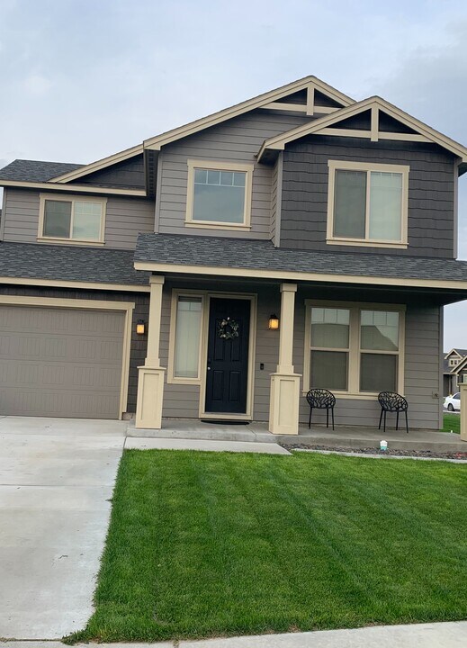 5701 Pierre Dr in Pasco, WA - Building Photo