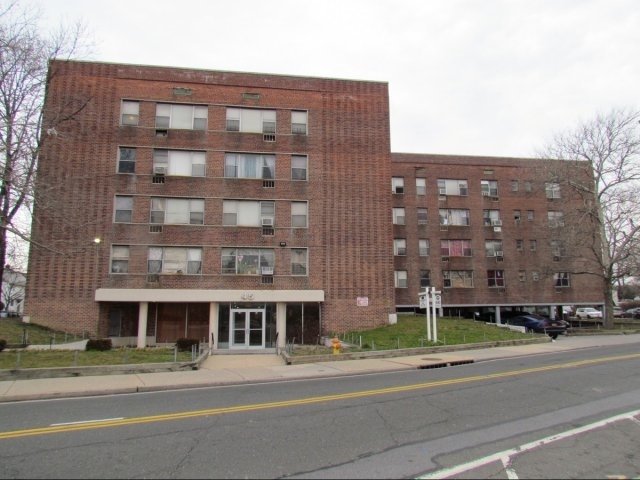 45 Broadway in Freeport, NY - Building Photo