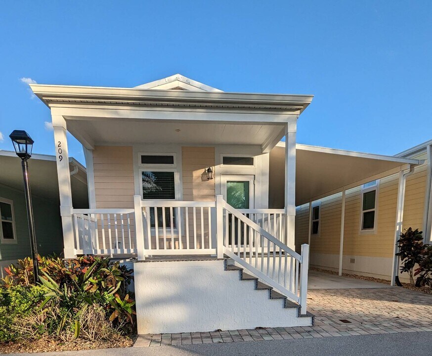 209 NE Coastal Dr in Ocean Breeze, FL - Building Photo