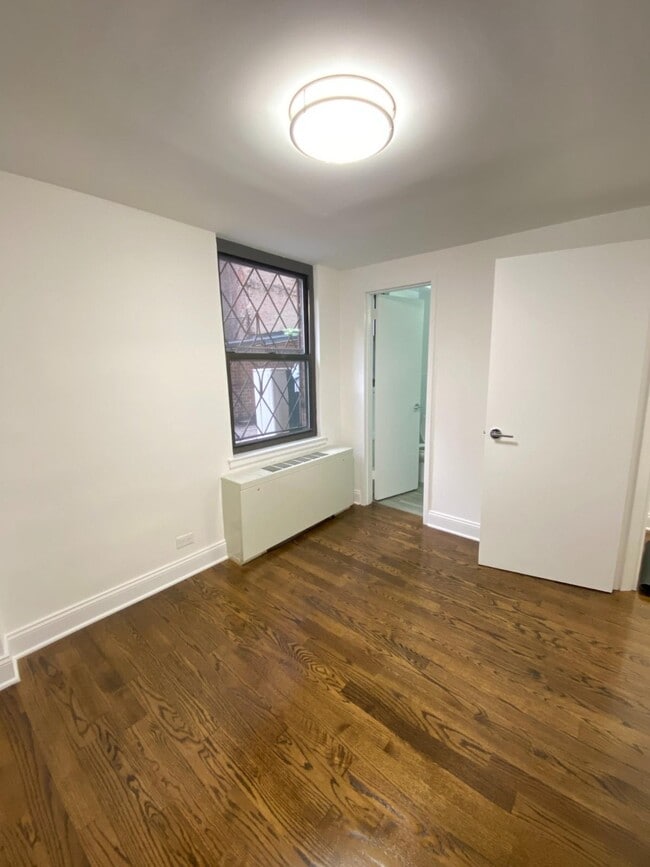 240 E 82nd St, Unit 1B in New York, NY - Foto de edificio - Building Photo