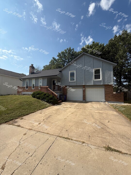 1626 E Sheridan Bridge Ln in Olathe, KS - Building Photo