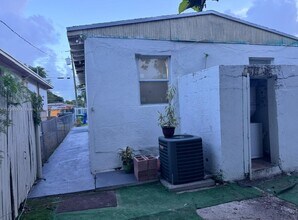 1541 NW 70th St in Miami, FL - Building Photo - Building Photo