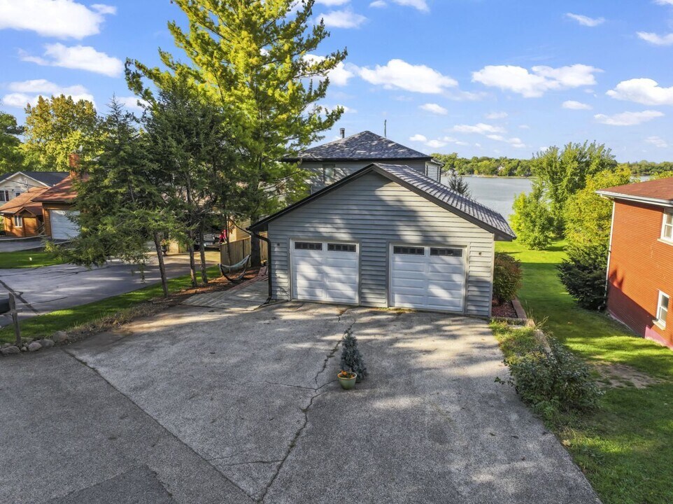 25678 W Long Beach Dr in Ingleside, IL - Building Photo