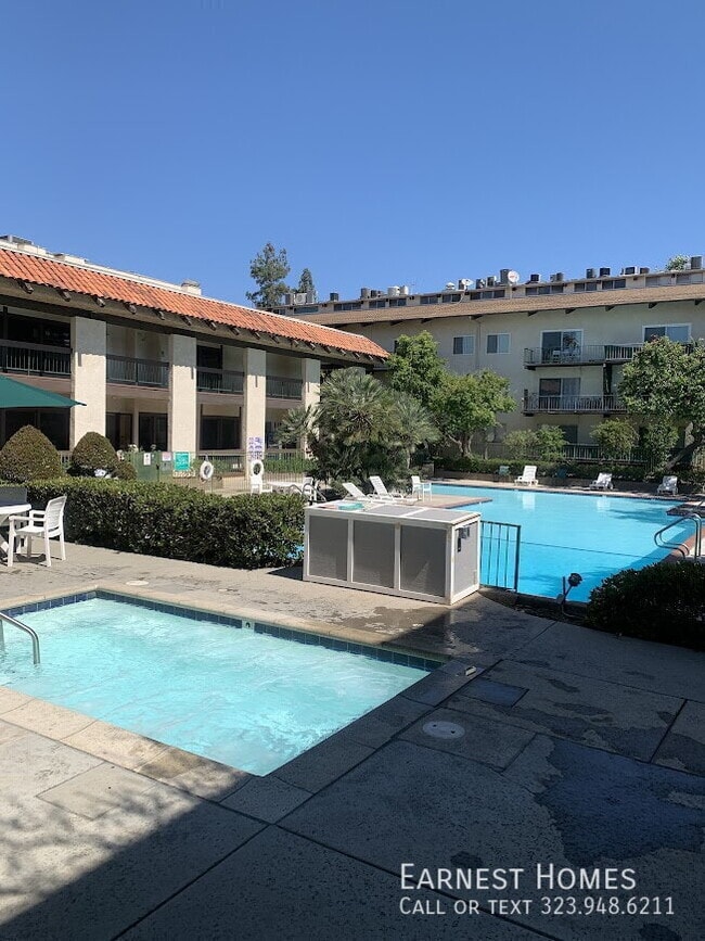 5460 White Oak Ave in Los Angeles, CA - Building Photo - Building Photo