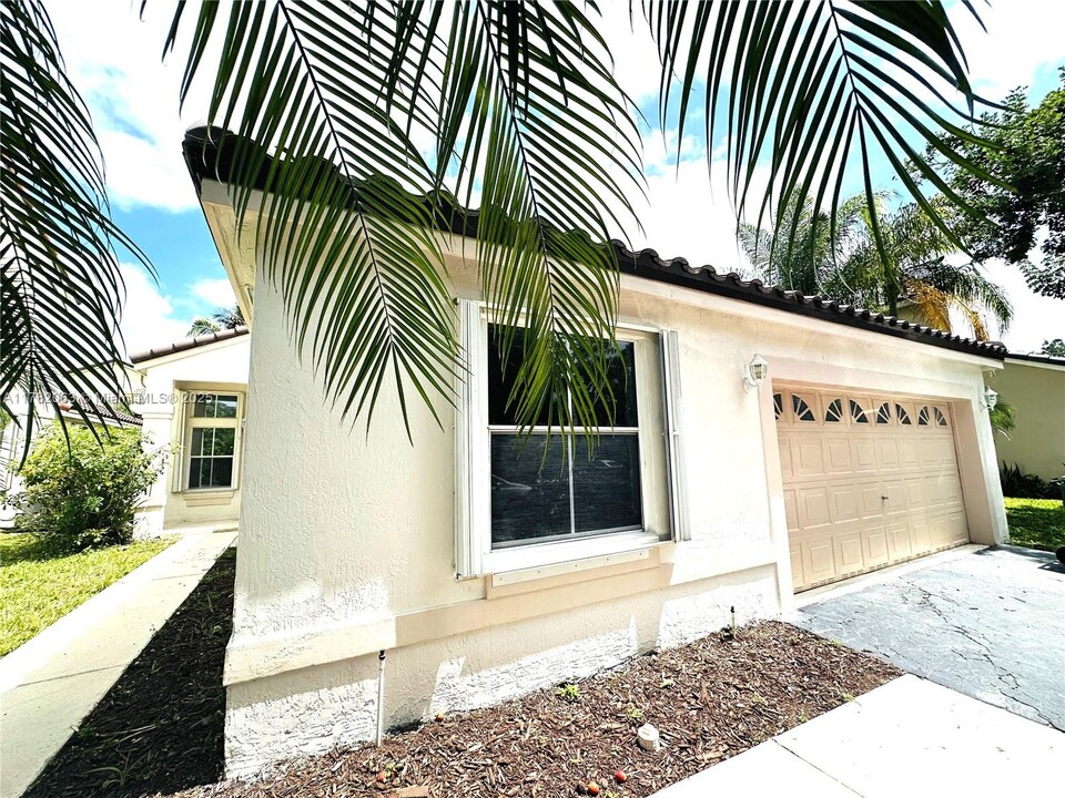 116 W Bayridge Dr in Weston, FL - Building Photo