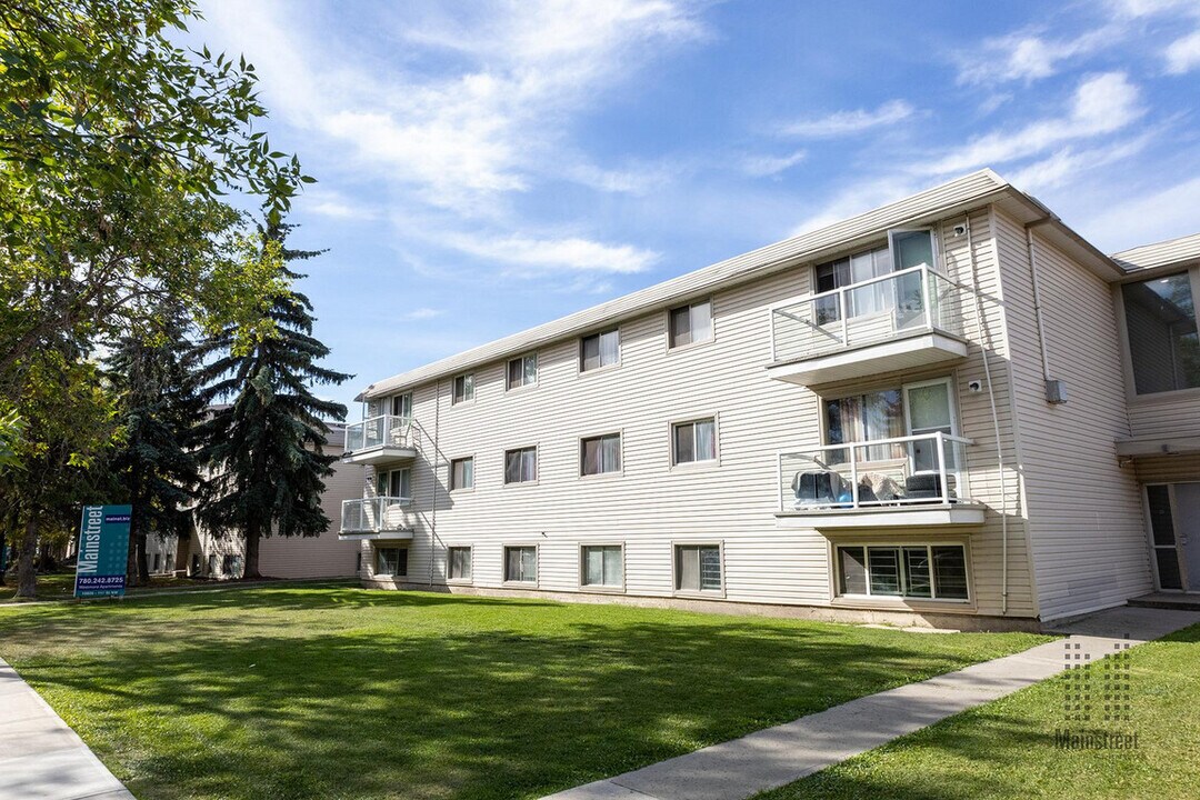 Westmore Apartments in Edmonton, AB - Building Photo